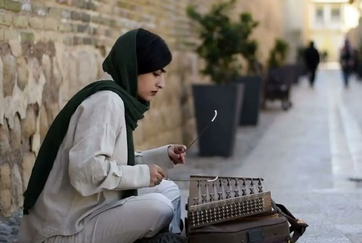 (ویدئو) سنتور نوازی دختر جوان که صداپیشه جناب خان را مجذوب کرد