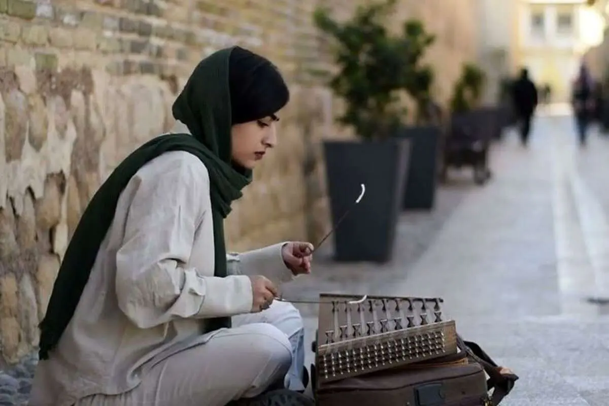 (ویدئو) سنتور نوازی دختر جوان که صداپیشه جناب خان را مجذوب کرد