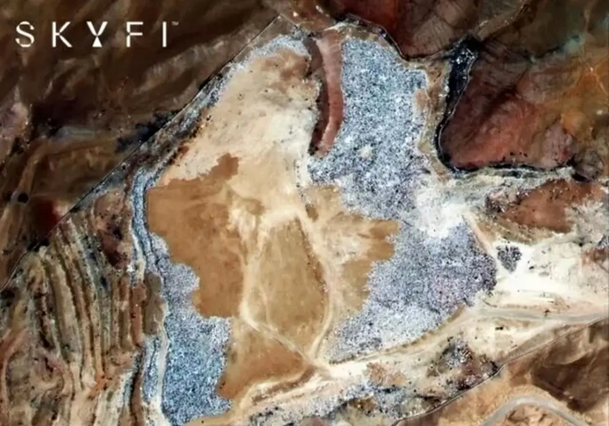 کوهی از لباس دور ریخته‌شده که از فضا دیده می‌شود