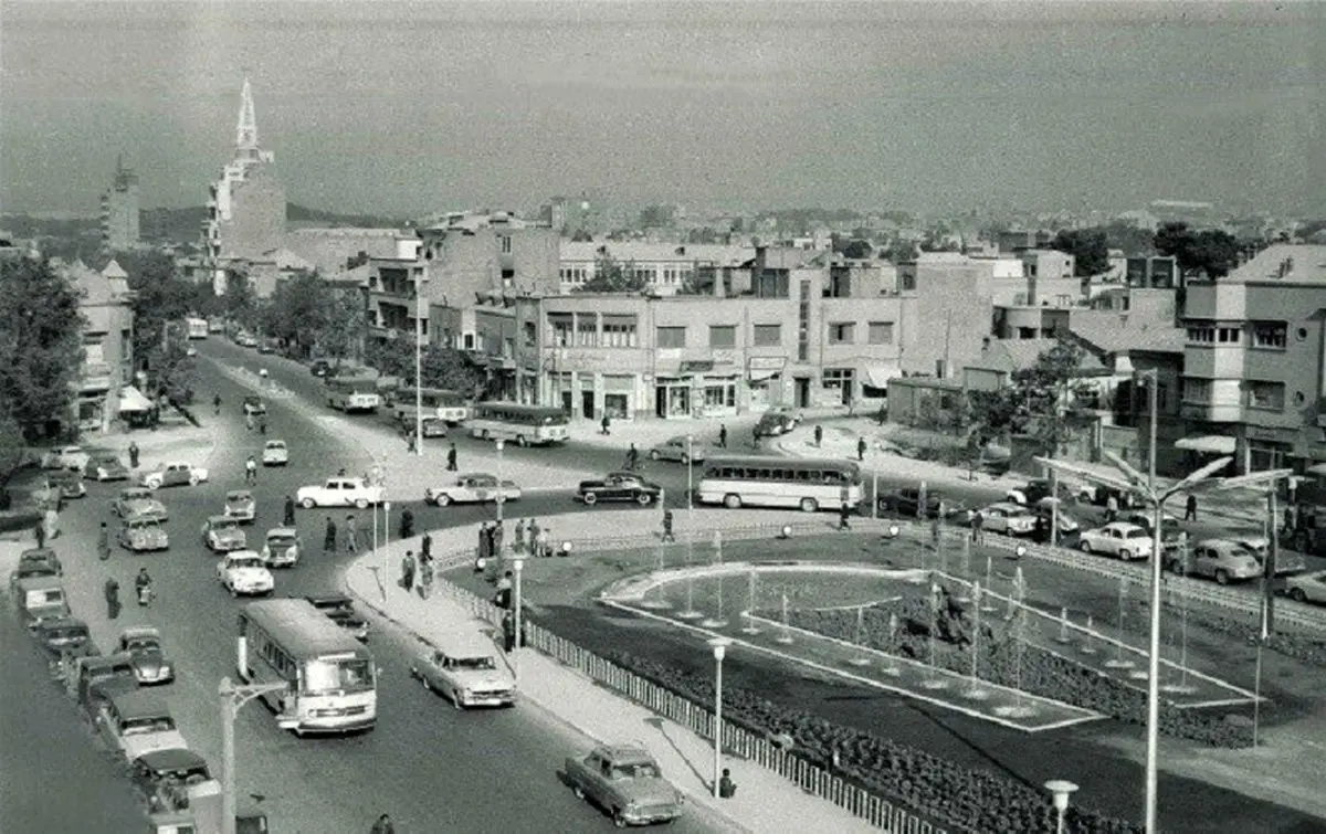 (تصویر) پلیس زن راهنمایی و رانندگی در خیابان‌های تهران؛ سال ۱۳۴۸