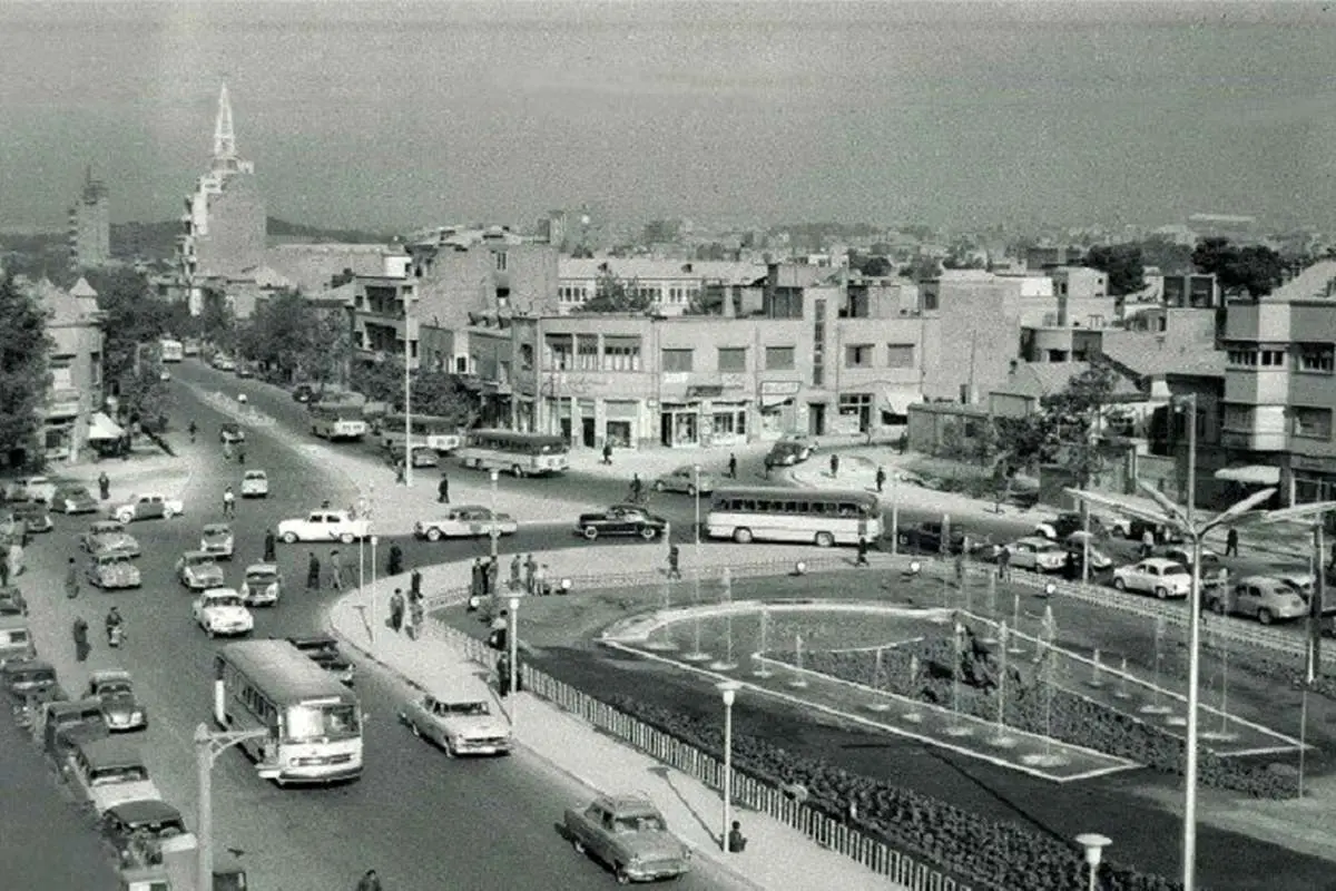 (تصویر) پلیس زن راهنمایی و رانندگی در خیابان‌های تهران؛ سال ۱۳۴۸