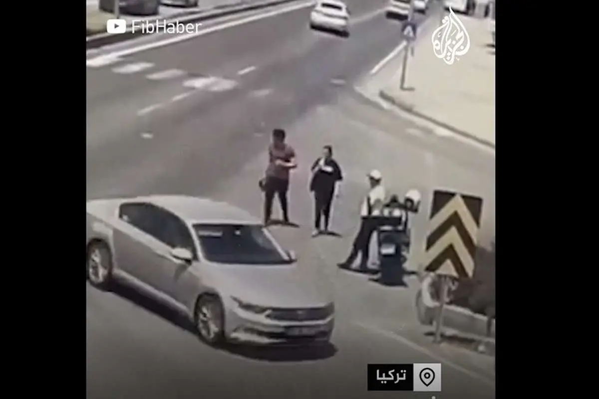(ویدئو) پلیس جان یک دختر حواسپرت را نجات داد