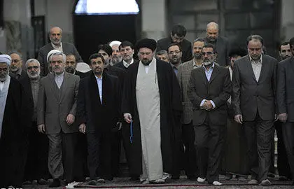 عکس> حسن خمینی در کنار احمدی نژاد در حرم امام(ره)