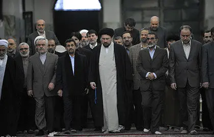 عکس> حسن خمینی در کنار احمدی نژاد در حرم امام(ره)