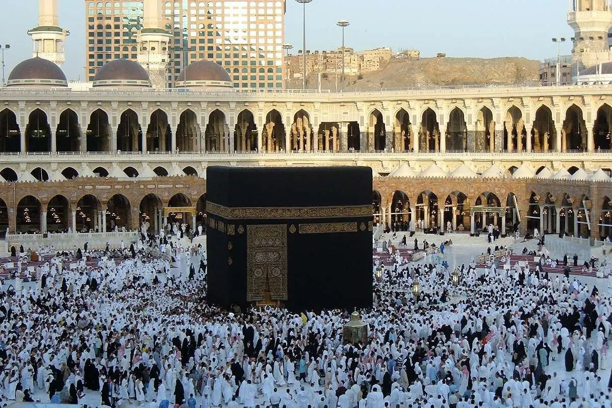 (ویدئو) شیطنت بانمک یک دختر بچه در کعبه سوژه شد