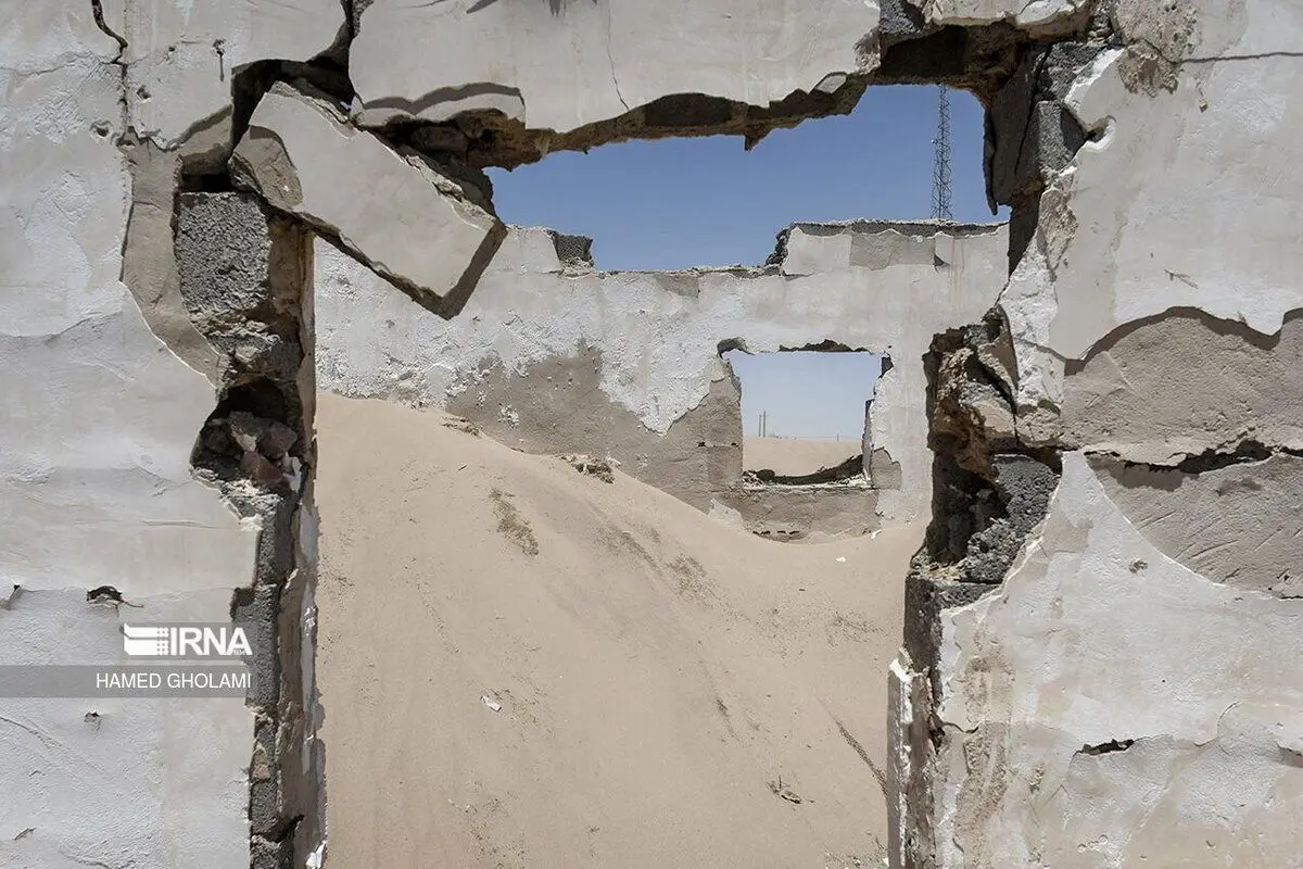 (تصاویر) دفن خانه‌ها زیر طوفان شن در سیستان