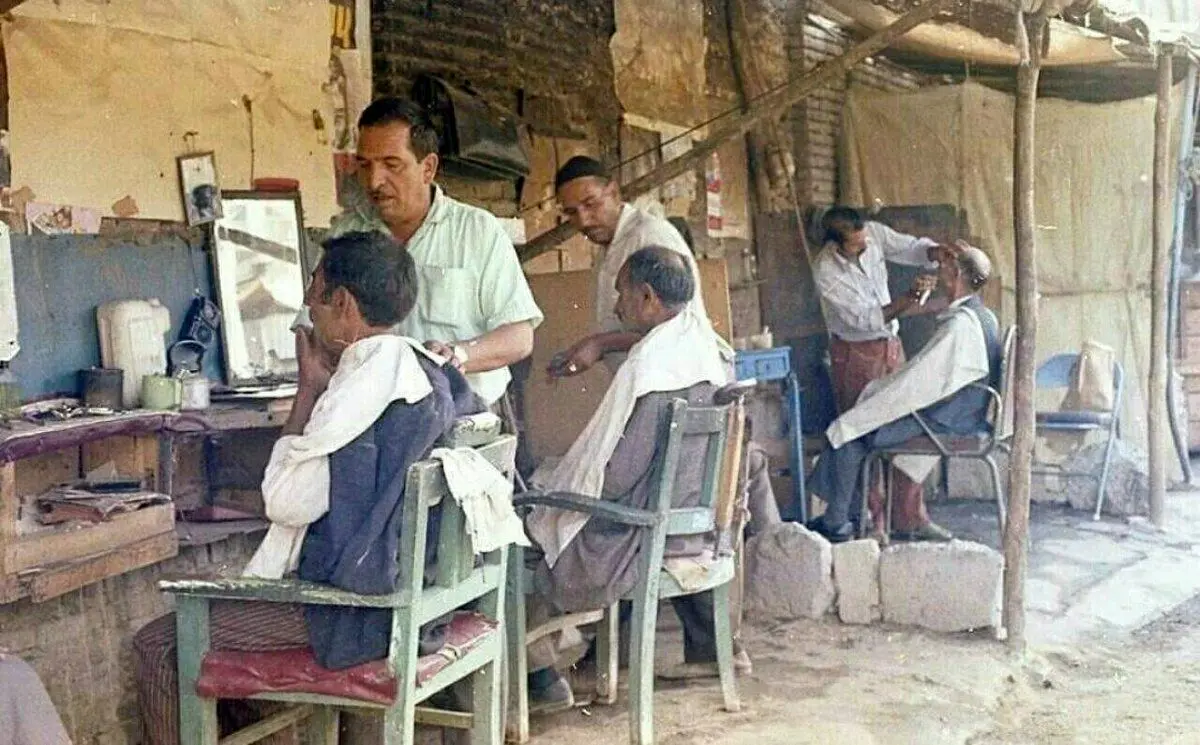 عکس زیرخاکی از بساط سلمانی‌های میدان شوش/ عواقب ناخوشایند اصلاح با چای دارچینی