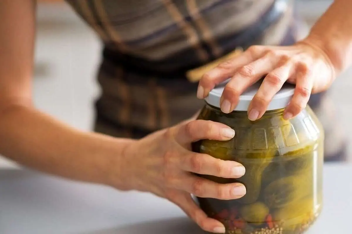 چگونه در خیارشور را باز کنیم؟/ ۹ روش برای باز کردن در ظروف شیشه‌ای