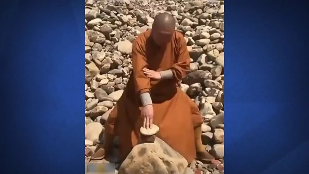 (ویدئو) شکستن سنگ با انگشت توسط یک راهب معبد