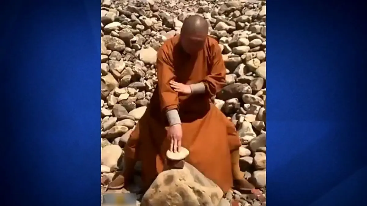 (ویدئو) شکستن سنگ با انگشت توسط یک راهب معبد