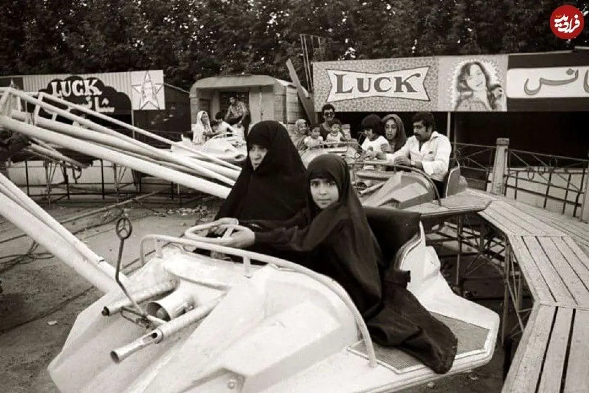 عکسی زیرخاکی و جالب از یک زوج مسن در تونل وحشت پارک ارم؛ سال ۱۳۵۸