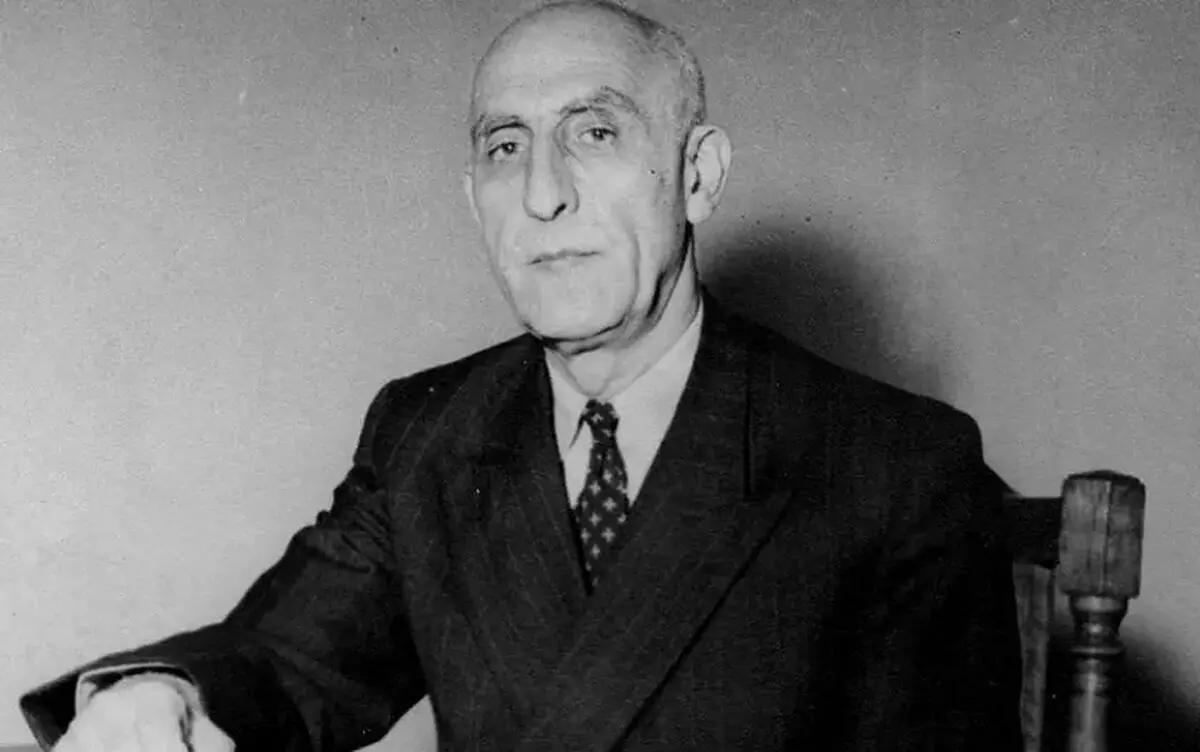 عکسی از دکتر مصدق به همراه گارد مخصوص نخست وزیری مقابل خانه‌اش؛ سال ۱۳۳۰