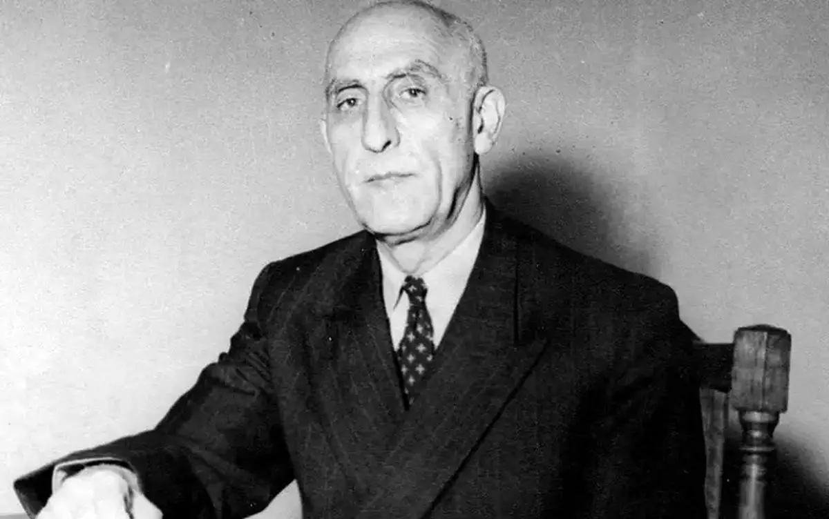 عکسی از دکتر مصدق به همراه گارد مخصوص نخست وزیری مقابل خانه‌اش؛ سال ۱۳۳۰