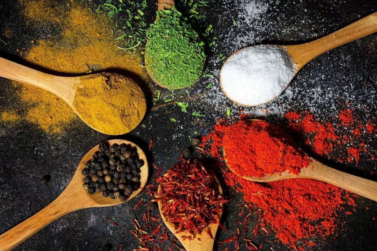 گیاهان خاصی که غذا‌های شما را خوشمزه‌تر می‌کنند