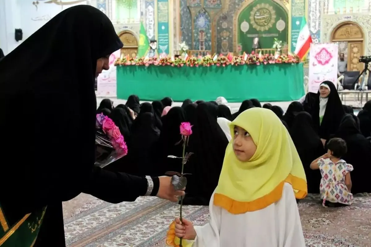 (تصاویر) گردهمایی بانوان ۱۲۰ کشور در قم