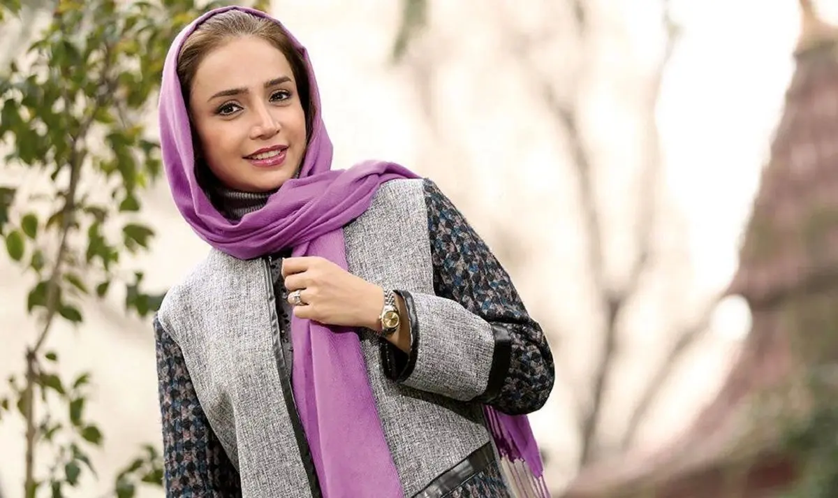 عکس یادگاری خانم بازیگر با چندین عروس و داماد در شب ازدواج
