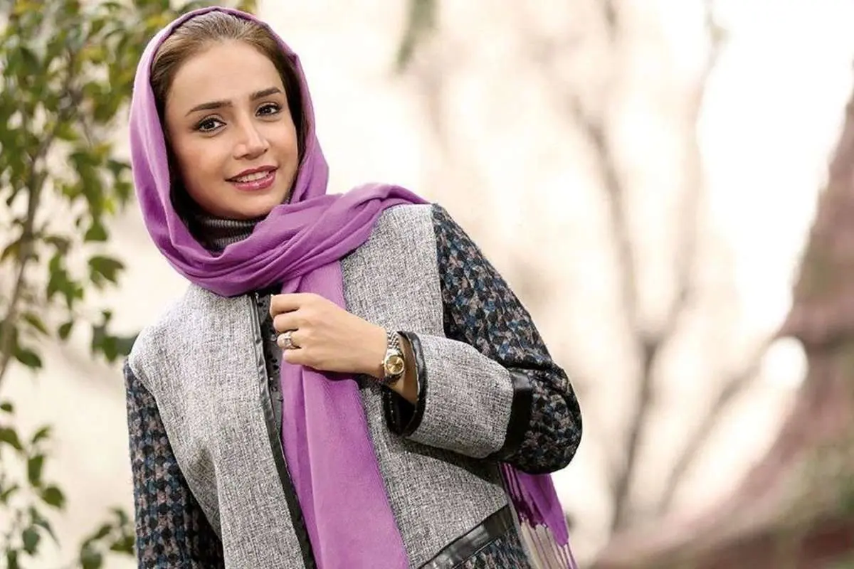 عکس یادگاری خانم بازیگر با چندین عروس و داماد در شب ازدواج