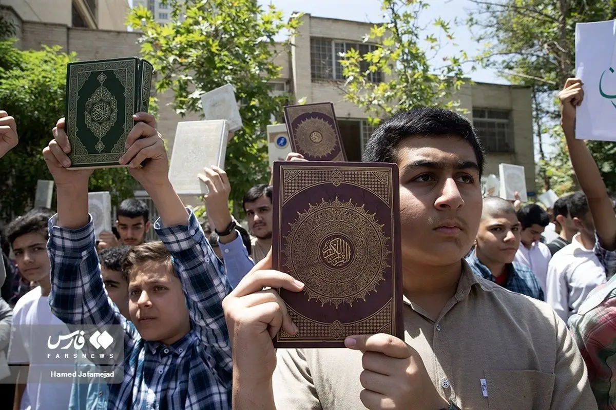(تصاویر) تجمع دانش آموزان مقابل سفارت سوئد در تهران