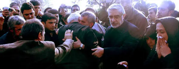 عکس> میرحسین در چهلم خواهرزاده اش