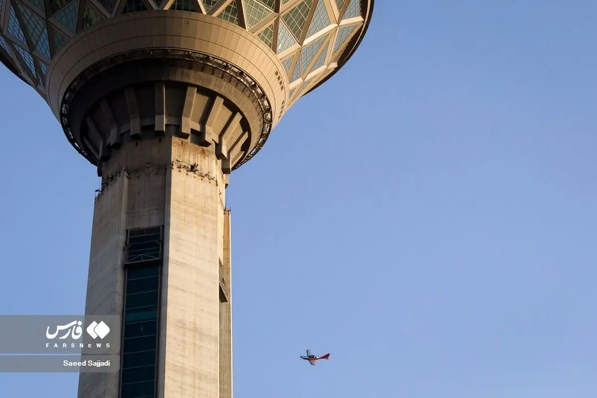 (تصاویر) پرواز اولین خلبان خانم بر فراز برج میلاد