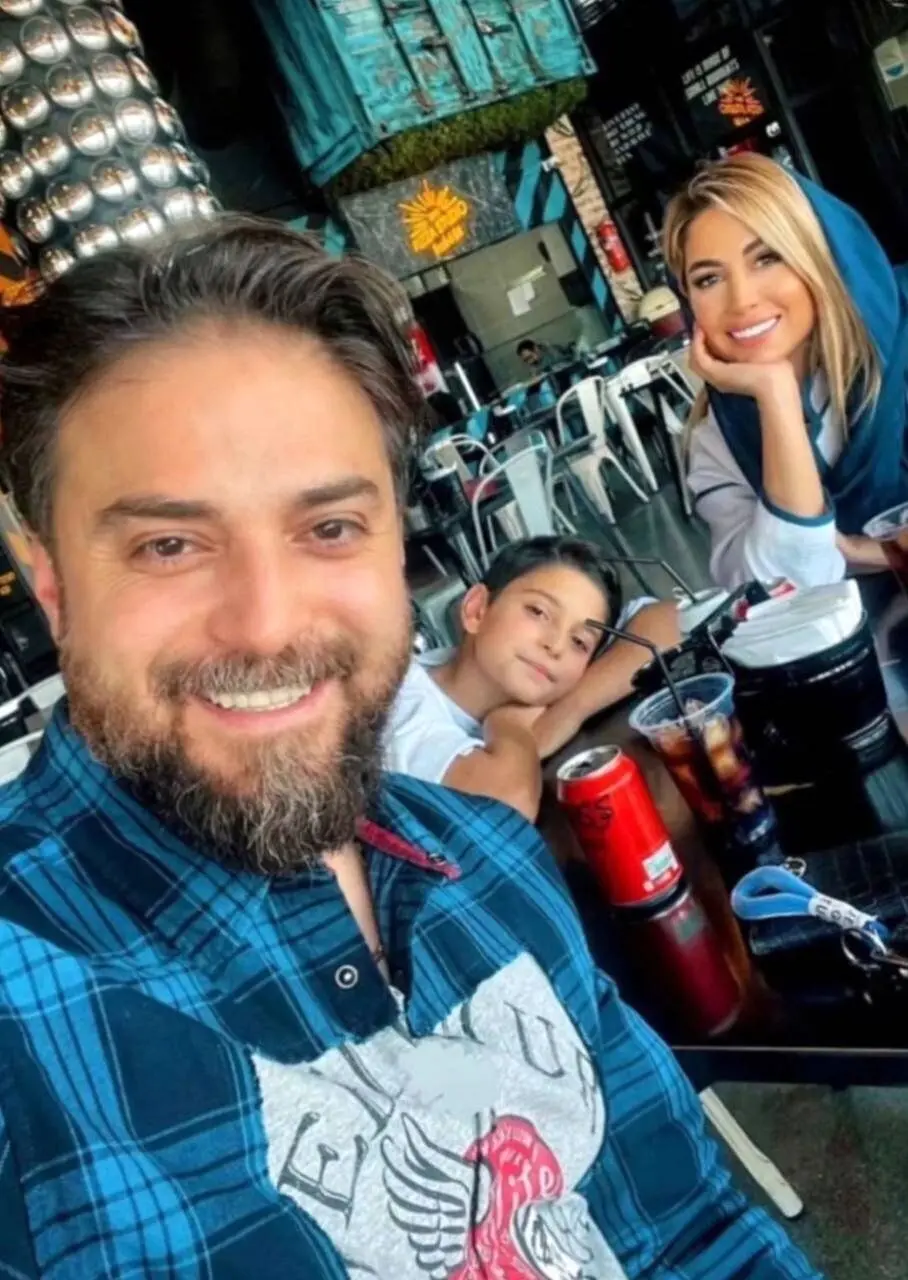 (تصویر) سلفی پر از لبخند بابک جهانبخش در کنار همسر و فرزندش