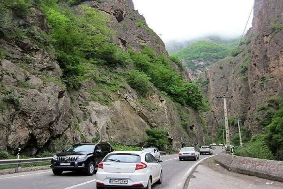 ترافیک پرحجم در چالوس و هراز/ گردوخاک در جادههای ۳ استان