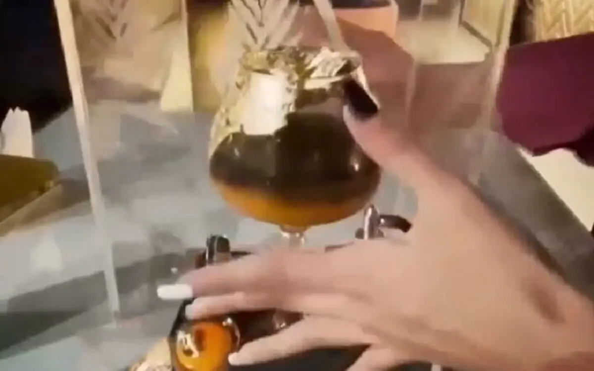 (ویدئو) سرو نوشیدنی با روکش طلا مخصوص آقایان در تهران