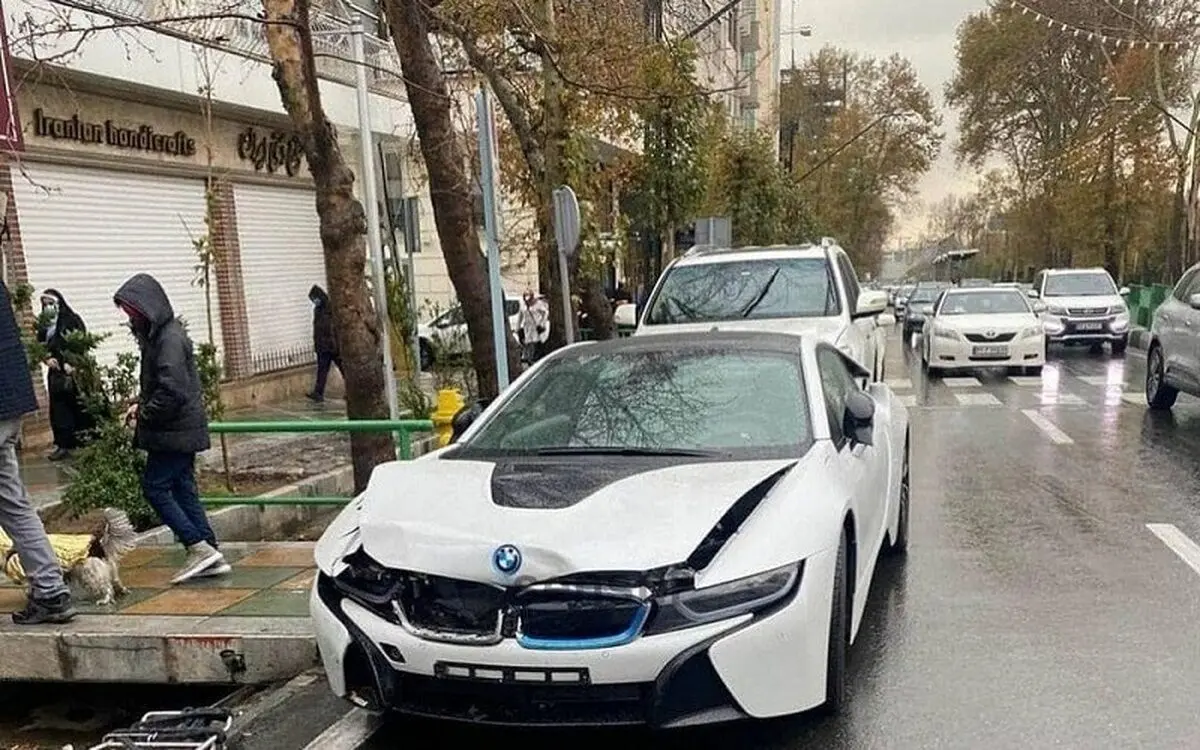 (ویدئو) برخورد هولناک BMW سری ۷ با چراغ راهنمایی رانندگی؛ خم شدن ماشین از وسط!
