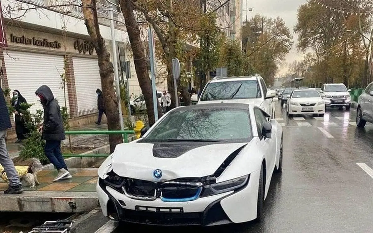 (ویدئو) برخورد هولناک BMW سری ۷ با چراغ راهنمایی رانندگی؛ خم شدن ماشین از وسط!
