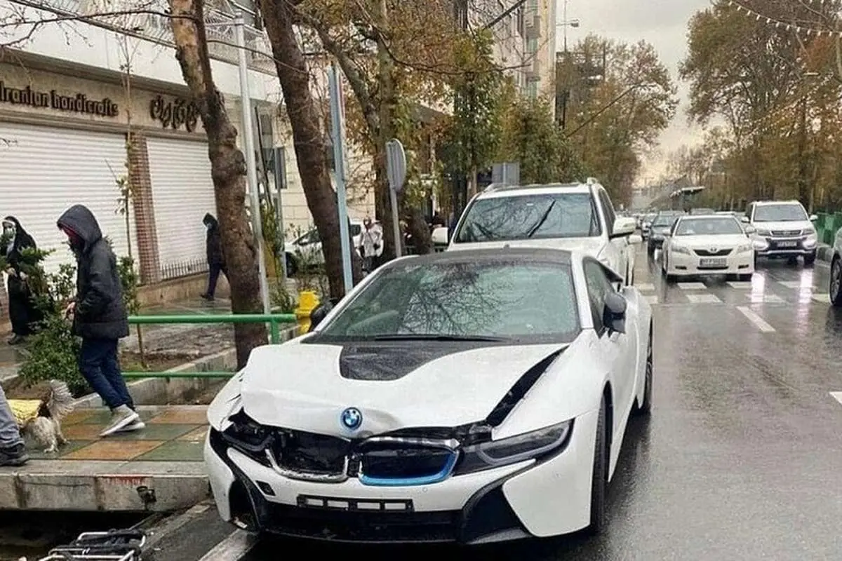 (ویدئو) برخورد هولناک BMW سری ۷ با چراغ راهنمایی رانندگی؛ خم شدن ماشین از وسط!