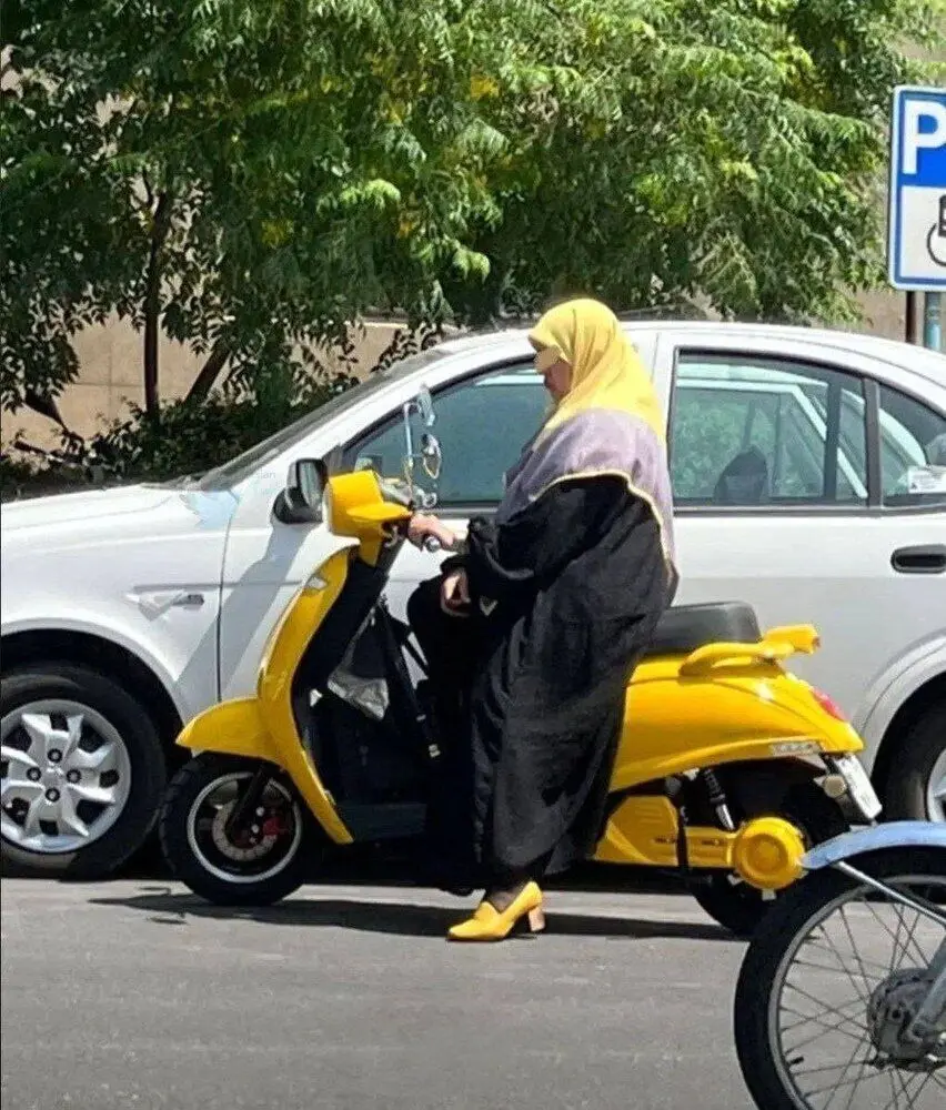 (تصویر) خانم محجبه موتور سوار و ست کردن رنگ کفش و لباس با موتور