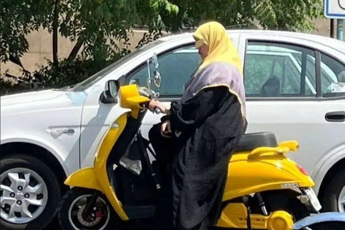 (تصویر) خانم محجبه موتور سوار و ست کردن رنگ کفش و لباس با موتور