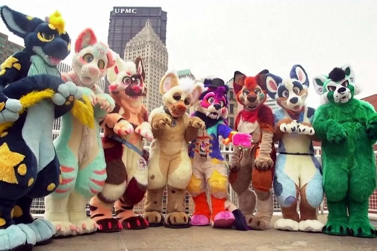 (ویدئو) رویداد عجیب در آمریکا / گردهمایی هزاران نفر در لباس حیوانات عروسکی