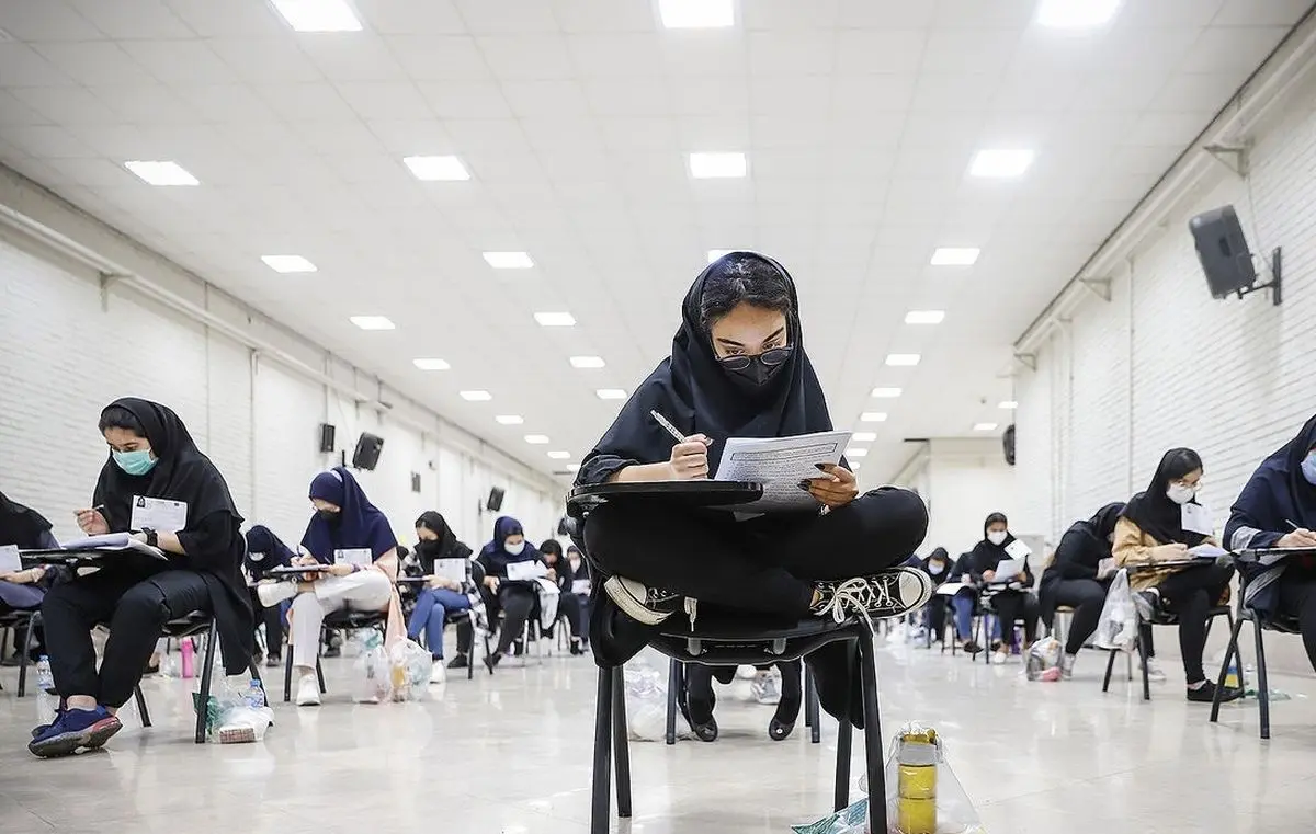 (عکس) آب نبات چوبی سر جلسه آزمون سراسری