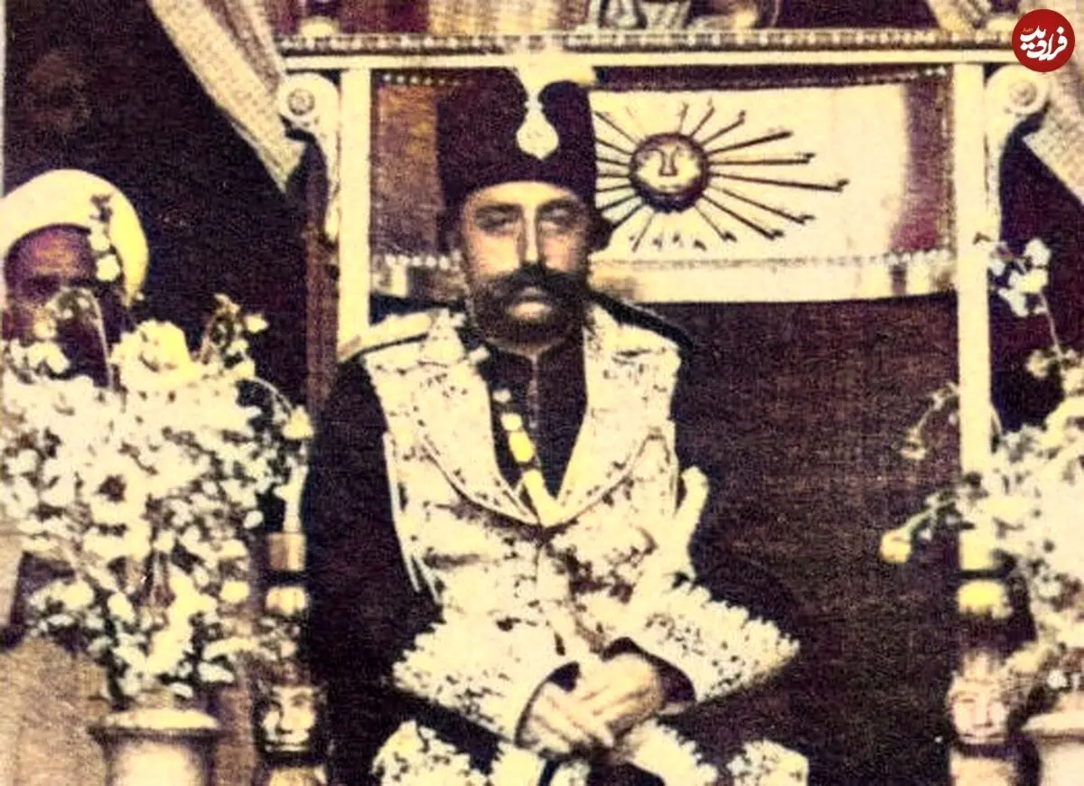 عکس یادگاری کمتر دیده شده ناصرالدین شاه با مجسمه باشکوهش