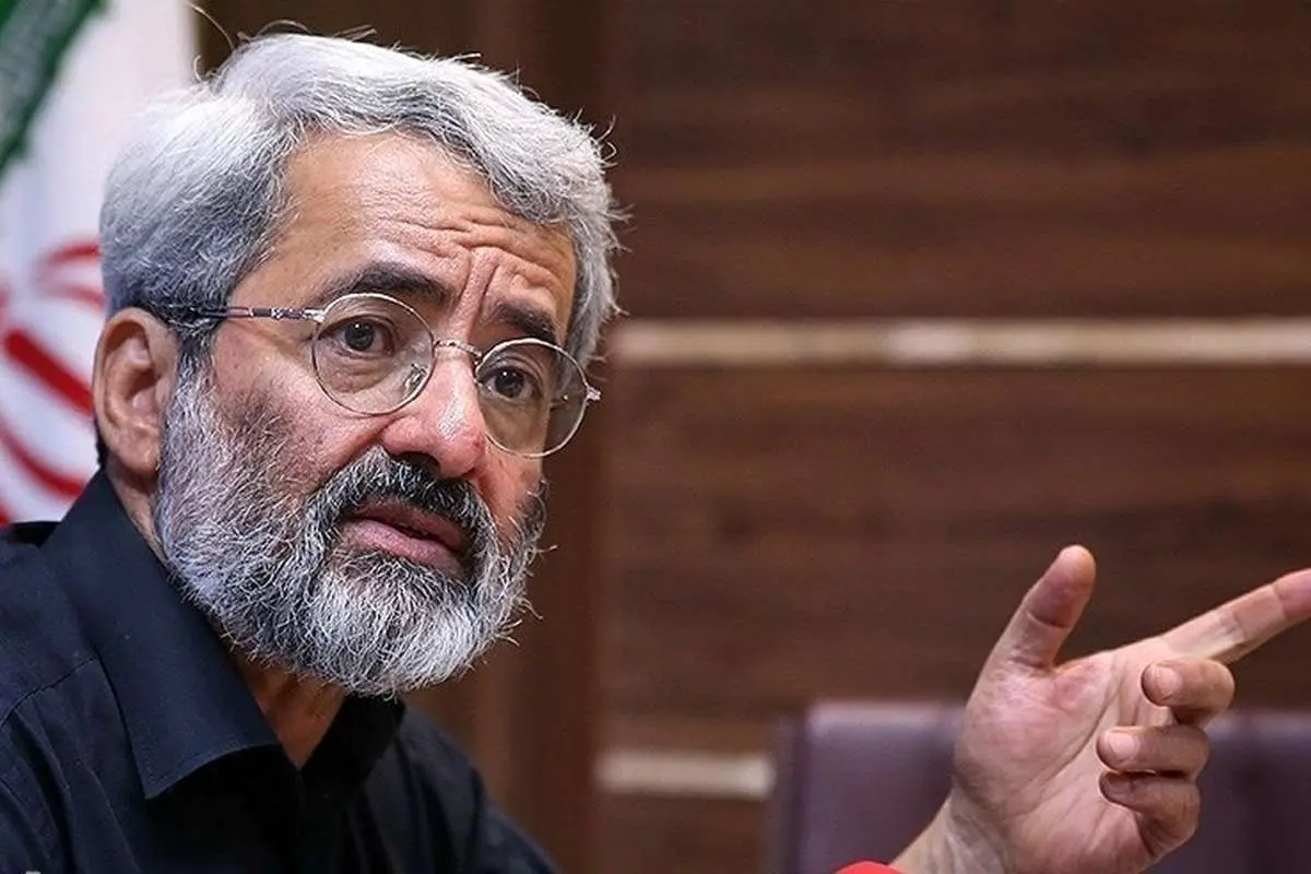 سلیمی‌نمین: لنگه کفش به طرف عکس شاه پرت کردند تا حکم اعدام بگیرند