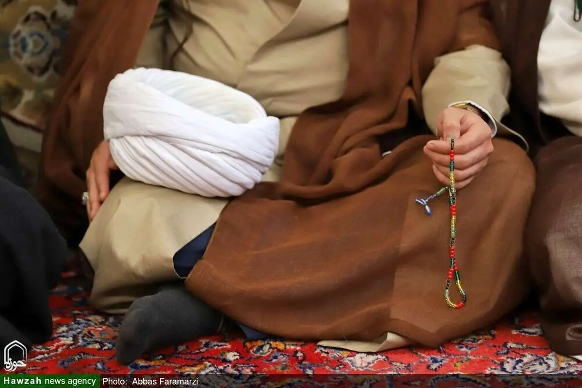(تصاویر) عمامهگذاری طلاب توسط آیتالله مکارم
