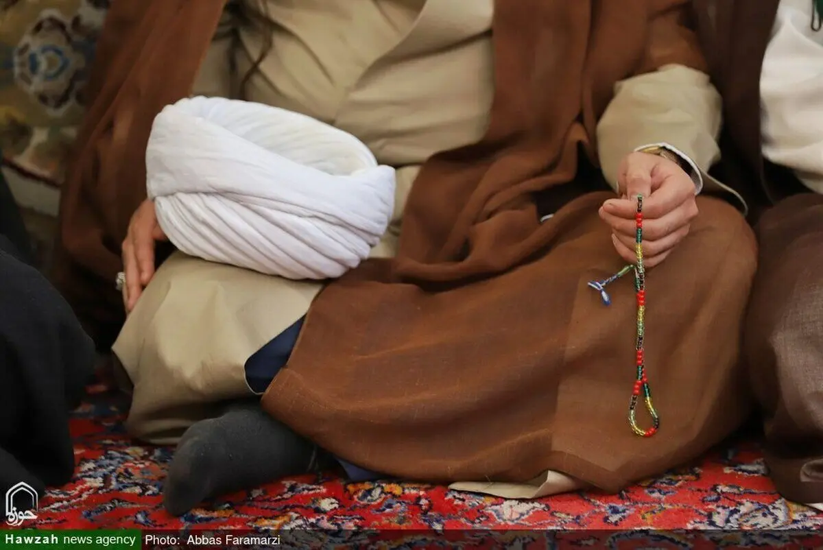 (تصاویر) عمامه‌گذاری طلاب توسط آیت‌الله مکارم
