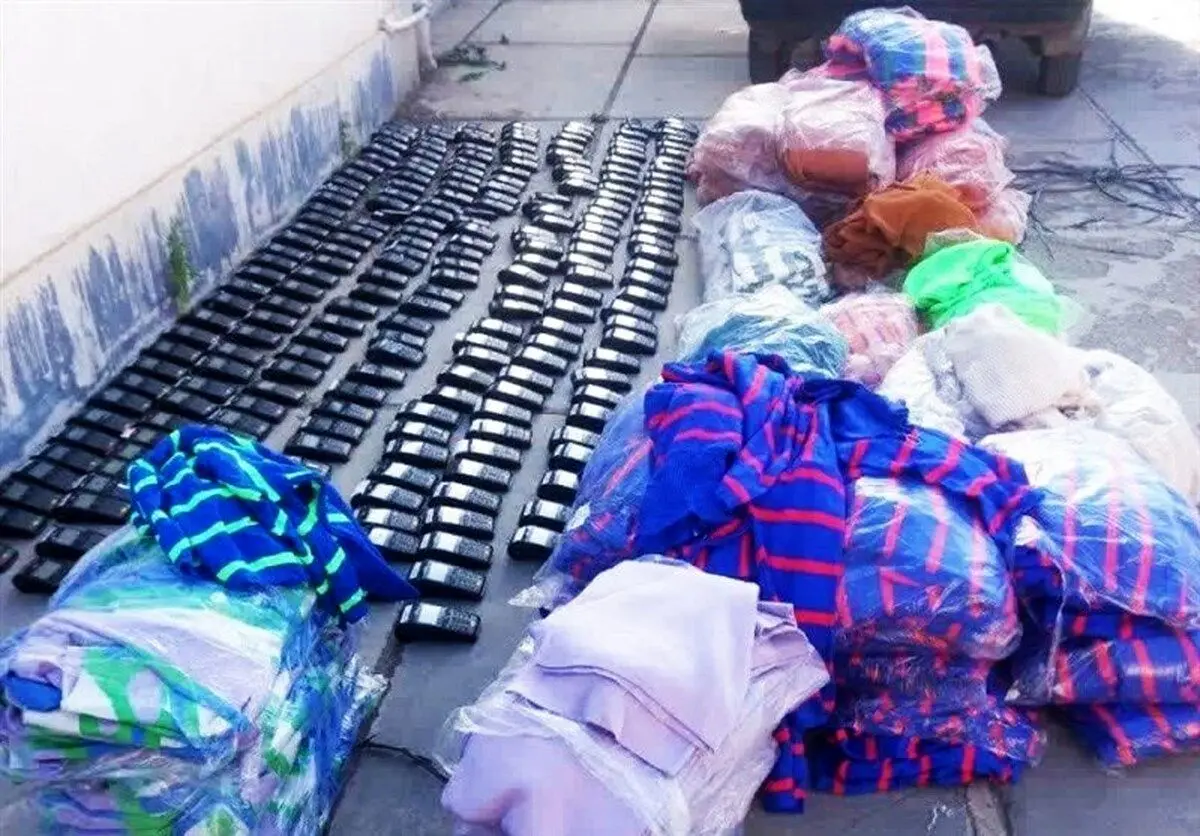 کشف ۲۴۰ دستگاه کارت‌خوان از فروشنده لباس قاچاق