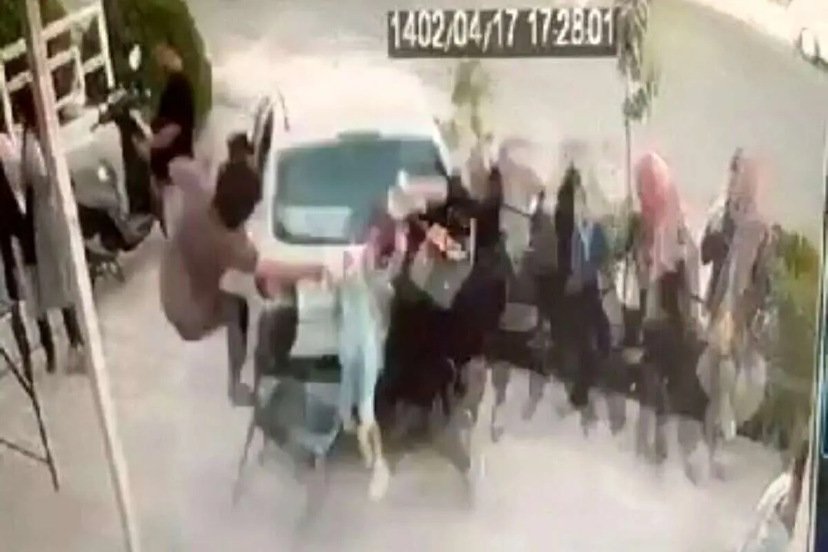 (ویدئو) تصادف شدید تصادف یک خودرو با عابران پیاده در شهر صدرا