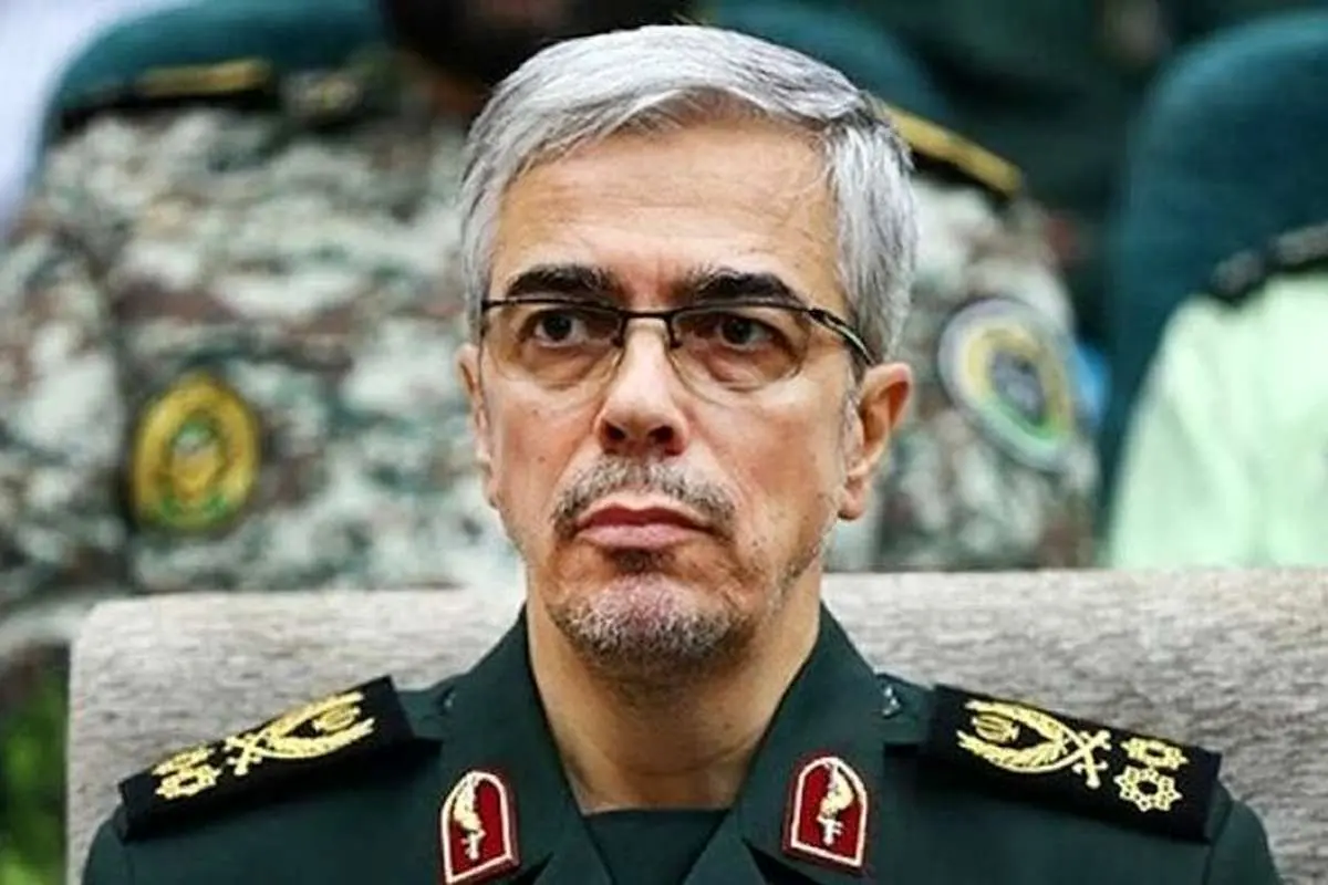 (تصاویر) سلاح پیشرفته نبرد مصاف ۲ در دستان سرلشکر محمد باقری