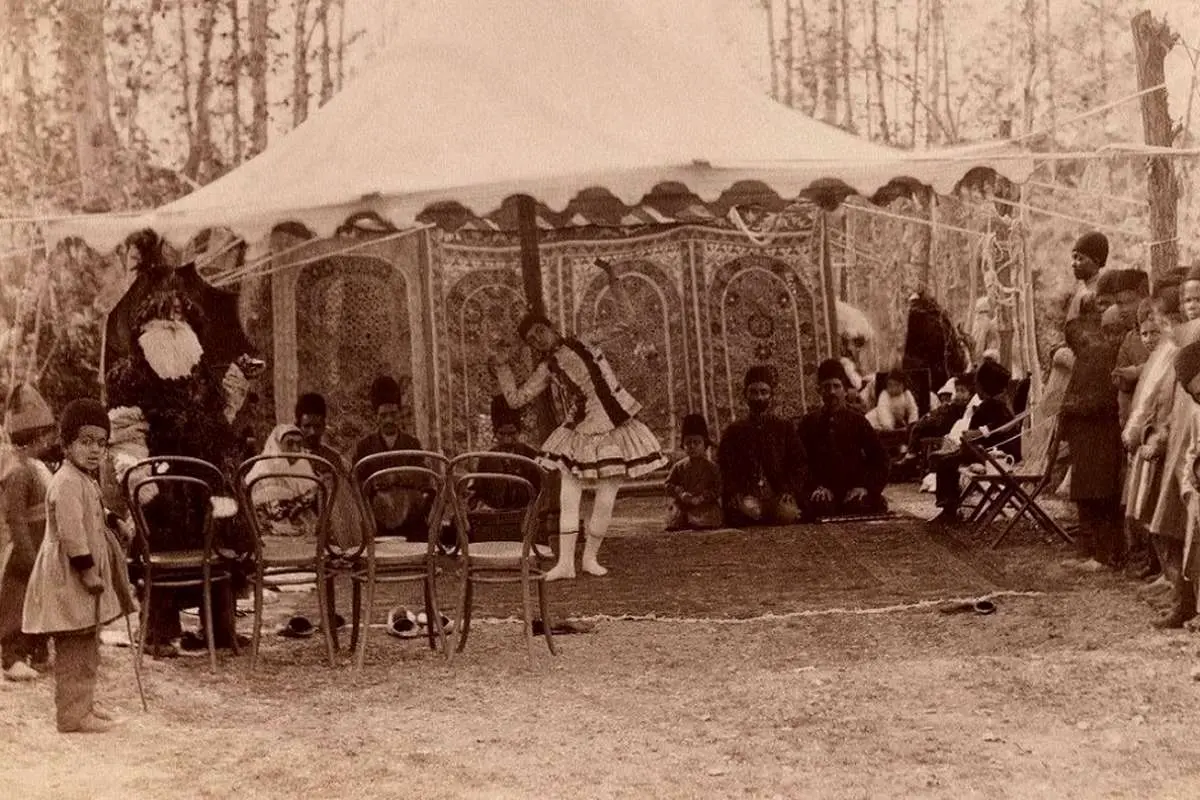 عکس جالب و دیدنی از یک نمایش عجیب در دوران قاجار