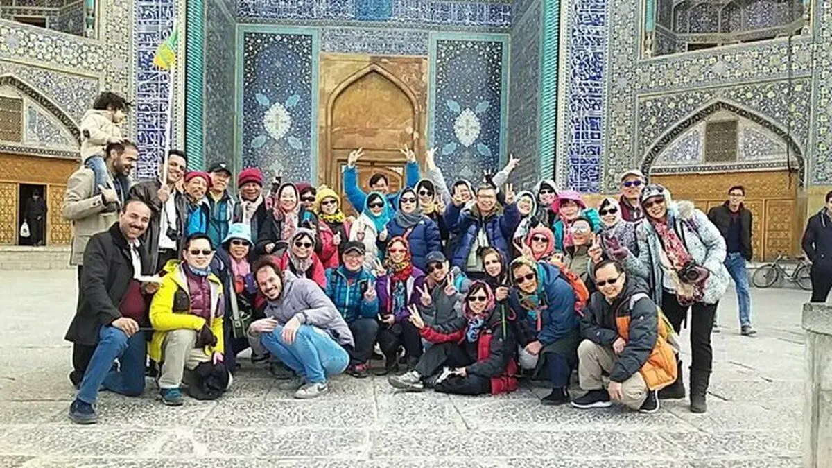 ویدئوی فراگیر از رقص گردن دیدنی چینی‌ها در یزد