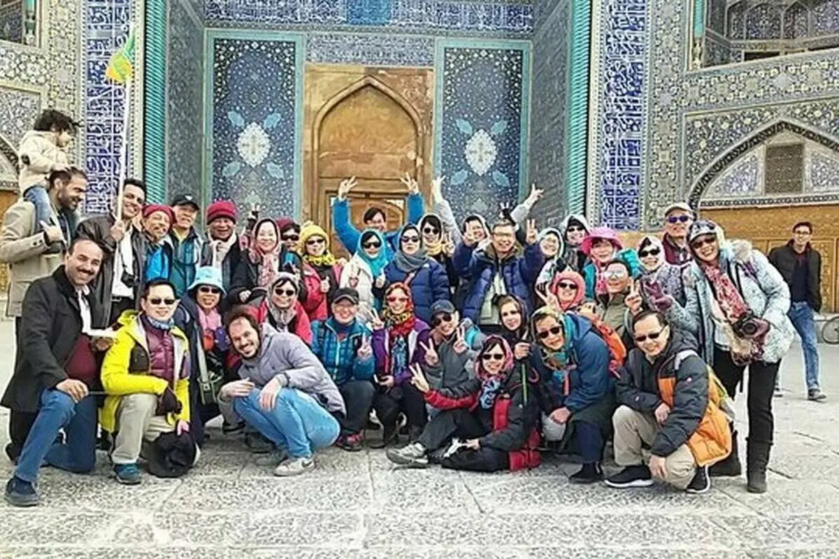 ویدئوی فراگیر از رقص گردن دیدنی چینی‌ها در یزد