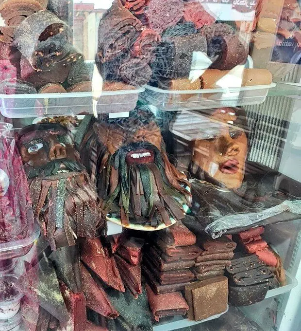 (تصویر) دکور خاص این مغازه شما را وحشت‌زده می‌کند
