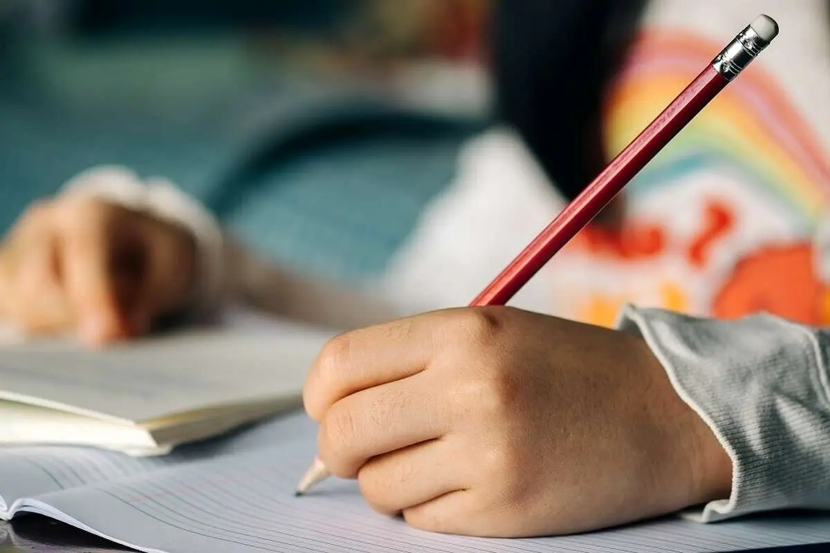 (کاریکاتور) تمرکز خواندن دانش آموزانِ ایرانی