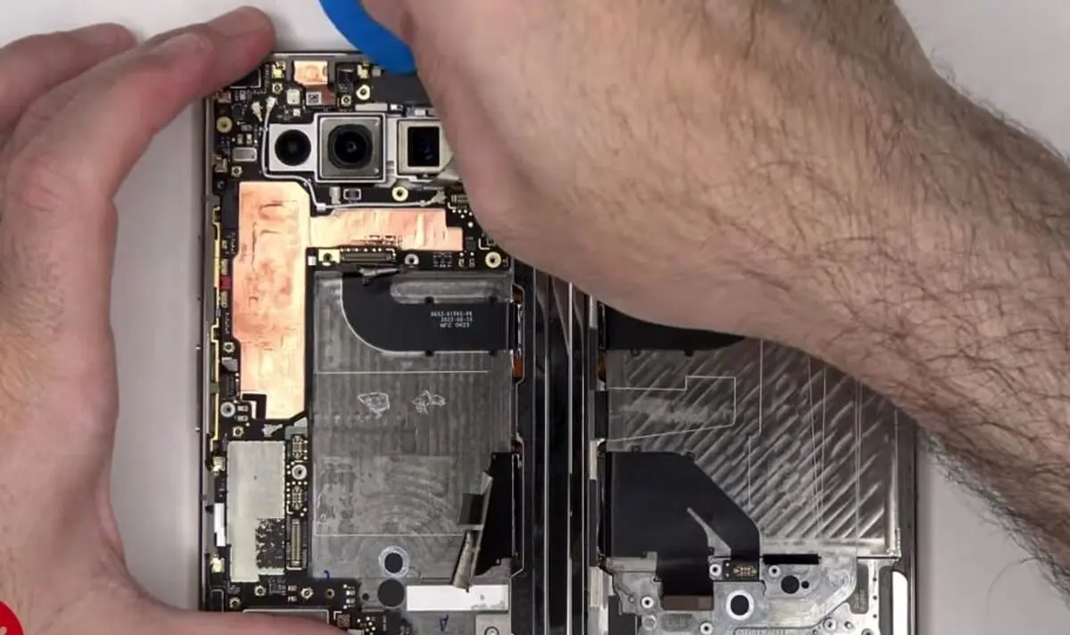 (ویدئو) کالبدشکافی پیکسل فولد، گوشی تاشوی ۱۸۰۰ دلاری گوگل