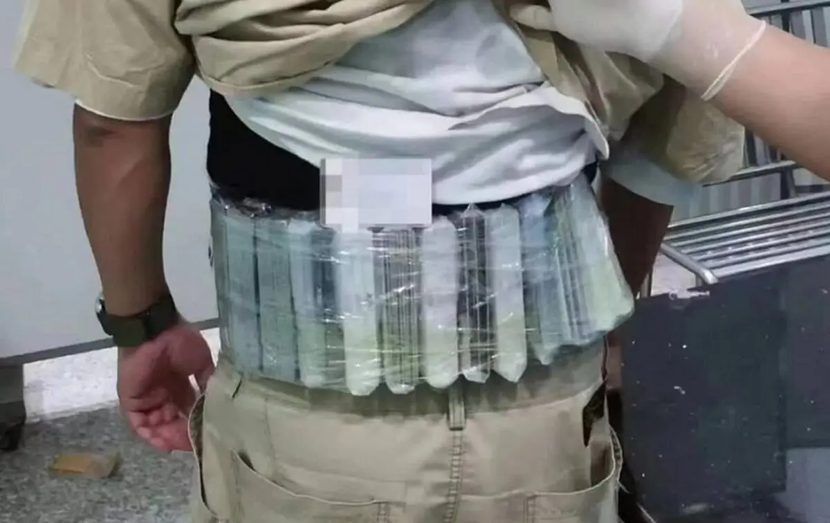 یک قاچاقچی با ۴۲۰ حافظه SSD متصل به بدنش در چین دستگیر شد