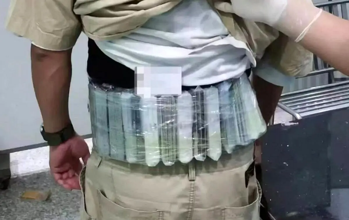 یک قاچاقچی با ۴۲۰ حافظه SSD متصل به بدنش در چین دستگیر شد
