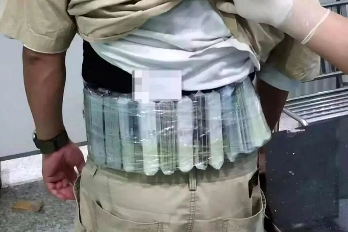 یک قاچاقچی با ۴۲۰ حافظه SSD متصل به بدنش در چین دستگیر شد